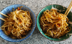 Noodles com carne e legumes